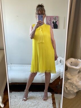 DKNY YELLOW SLEEVELESS ACCORDION PLEATED DRESS PUSSY BOW LINED OPEN FIT SHEER